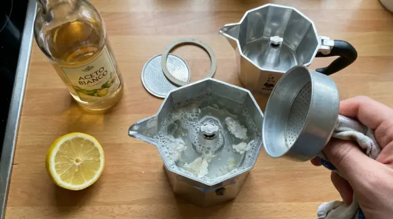 Moka smontata con aceto bianco e limone per rimuovere il calcare in modo naturale