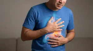 Uomo con dolore al petto e allo stomaco, immagine che rappresenta il reflusso gastrico